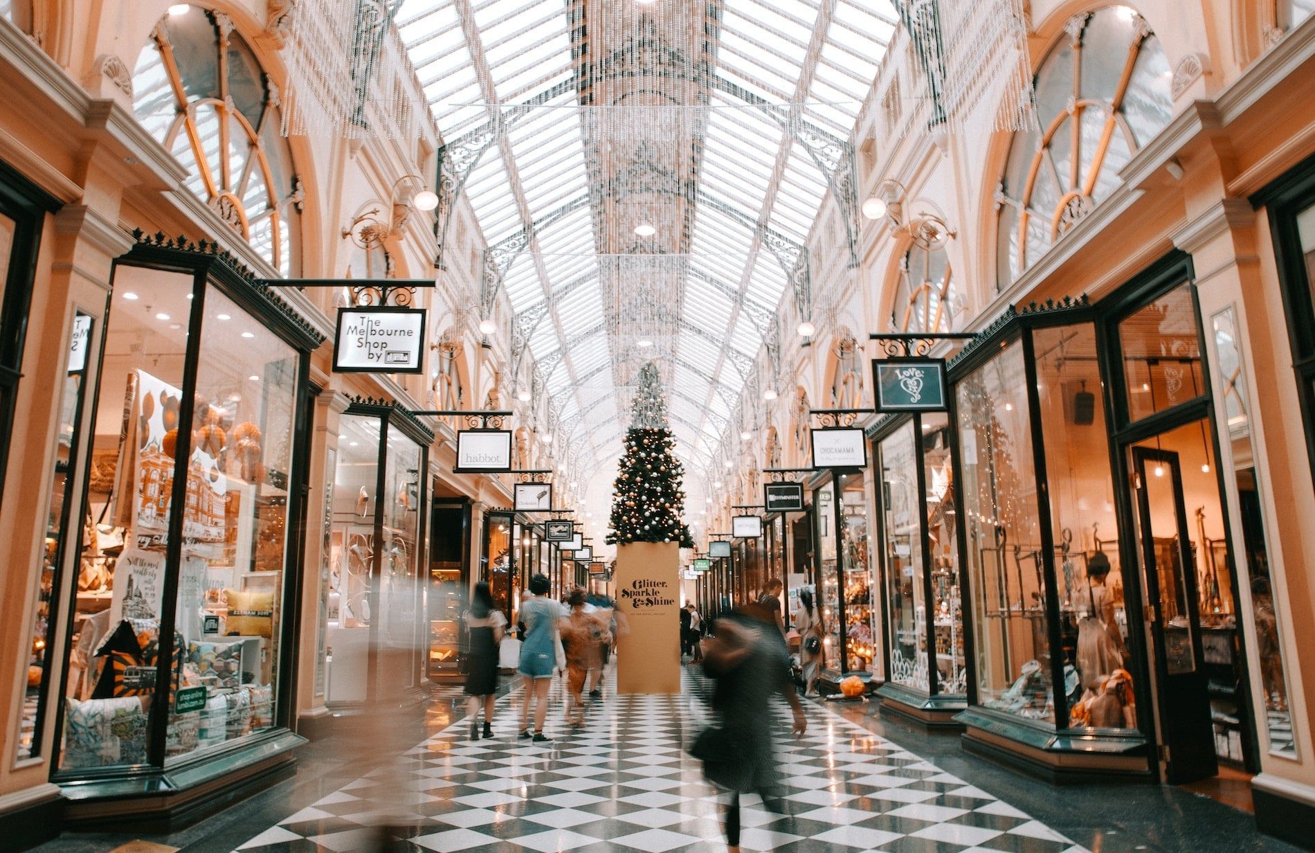 How to Drive Foot Traffic and Sales This Holiday Season: 7 Must-Try Tips for 2019